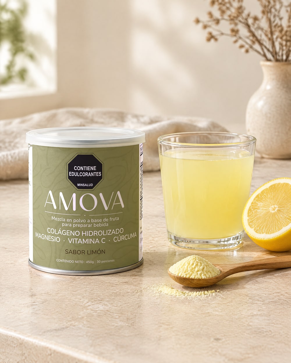 Envase de AMOVA sobre un mesón de cocina, junto a un vaso con la bebida preparada, una cuchara con el polvo y medio limón.